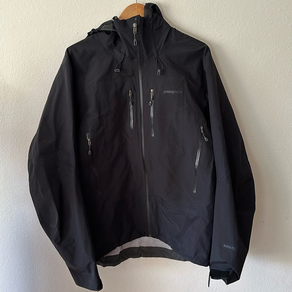 Patagonia sz xL men’s black goretex shell excellent like new condition NWOT